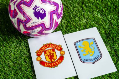 LONDON, UNITED KINGDOM, FEBRUARY 23, 2026: Manchester United - Aston Villa İngiliz Premier Ligi karşılaşması, takım logoları ve yeşil çimlerde futbol topu