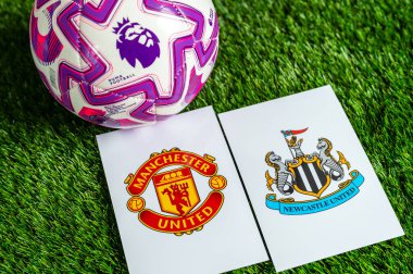 LONDON, UNITED KINGDOM, FEBRUARY 23, 2026: Manchester United, Newcastle Birleşik İngiltere Premier Ligi karşılaşması, takım logoları ve yeşil çimlerde futbol topu