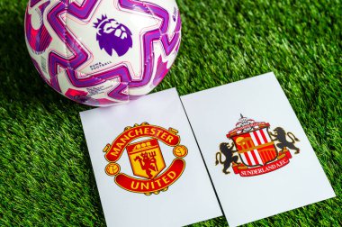LONDON, UNITED KINGDOM, FEBRUARY 23, 2026: Manchester United - Sunderland Premier Ligi maçı, resmi futbol topu yeşil çimlerde, düzenleme alanı olan duvar kağıdı.