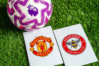 LONDON, UNITED KINGDOM, FEBRUARY 23, 2026: Manchester United - Brentford Premier Ligi maçı, yemyeşil sahada resmi maç topu, fotokopi alanı olan duvar kağıdı.