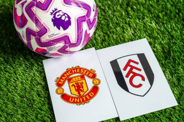 LONDON, UNITED KINGDOM, FEBRUARY 23, 2026: Manchester United Fulham Premier Ligi futbol maçına karşı, yemyeşil sahada resmi maç topu, fotokopi alanı olan duvar kağıdı.