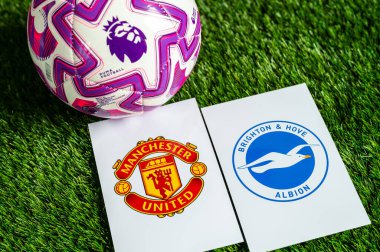 LONDON, UNITED KINGDOM, FEBRUARY 23, 2026: Manchester United - Brighton & Hove Albion Premier Ligi maçı, yeşil çimlerde resmi futbol topu, düzenleme alanı olan duvar kağıdı.