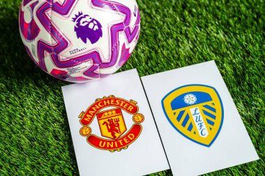 LONDON, UNITED KINGDOM, FEBRUARY 23, 2026: Manchester United-Leeds Premier Ligi futbol maçı, yemyeşil sahada resmi maç topu, fotokopi alanı olan duvar kağıdı.