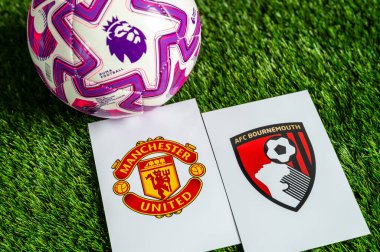 LONDON, UNITED KINGDOM, FEBRUARY 23, 2026: Manchester United - AFC Bournemouth İngiliz Premier Ligi karşılaşması, takım logoları ve yeşil çimlerde futbol topu
