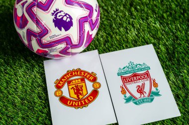 LONDON, UNITED KINGDOM, FEBRUARY 23, 2026: Manchester United - Liverpool Premier Ligi maçı, yemyeşil sahada resmi maç topu, fotokopi alanı olan duvar kağıdı.