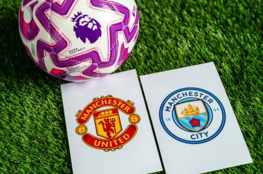 LONDON, UNITED KINGDOM, FEBRUARY 23, 2026: Manchester United-Manchester Premier Ligi maçı, yeşil çimlerde resmi futbol topu, düzenleme alanı olan duvar kağıdı.