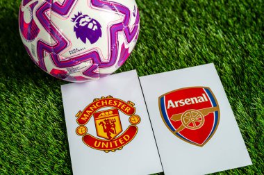 LONDON, UNITED KINGDOM, FEBRUARY 23, 2026: Manchester United, Premier League 'de Arsenal Derby maçına karşı. Kulüp logosu ve resmi futbol topu yeşil futbol çimlerinde.