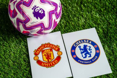 LONDON, UNITED KINGDOM, FEBRUARY 23, 2026: Manchester United - Chelsea Premier Ligi maçı, yeşil çimlerde resmi futbol topu, düzenleme alanı olan duvar kağıdı.