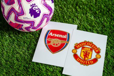 LONDON, UNITED KINGDOM, FEBRUARY 23, 2026: Arsenal - Manchester Birleşik İngiltere Premier Ligi maçı, takım logoları ve yeşil çimlerde futbol topu