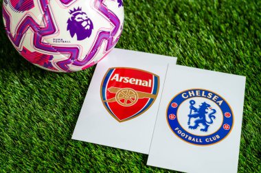 LONDON, UNITED KINGDOM, FEBRUARY 23, 2026: Cephanelik Chelsea Premier Ligi maçına karşı, yeşil çimlerde resmi futbol topu, düzenleme alanı olan duvar kağıdı.
