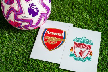 LONDON, UNITED KINGDOM, FEBRUARY 23, 2026: Arsenal, Liverpool İngiliz Premier Ligi karşılaşması, takım logoları ve yeşil çimlerde futbol topu