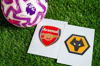 LONDON, UNITED KINGDOM, FEBRUARY 23, 2026: Arsenal - Wolverhampton Wanderers İngiliz Premier Ligi karşılaşması, takım logoları ve yeşil çimlerde futbol topu