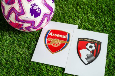 LONDON, UNITED KINGDOM, FEBRUARY 23, 2026: Arsenal karşı AFC Bournemouth Premier Ligi maçı, resmi futbol topu yeşil çimlerde, düzenleme alanı olan duvar kağıdı.