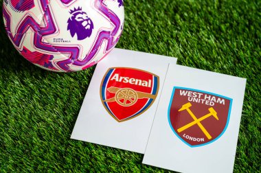 LONDON, UNITED KINGDOM, FEBRUARY 23, 2026: Arsenal - West Ham United Premier Ligi maçı, yemyeşil sahada resmi maç topu, fotokopi alanı olan duvar kağıdı.