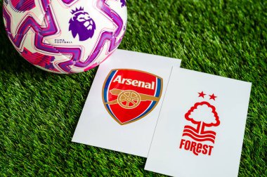 LONDON, UNITED KINGDOM, FEBRUARY 23, 2026: Arsenal - Nottingham Forest Premier Ligi maçı, yemyeşil sahada resmi maç topu, fotokopi alanı olan duvar kağıdı.