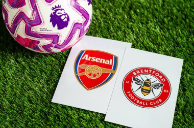 LONDON, UNITED KINGDOM, FEBRUARY 23, 2026: Arsenal vs. Brentford Premier Ligi maçı, yemyeşil sahada resmi maç topu, fotokopi alanı olan duvar kağıdı.