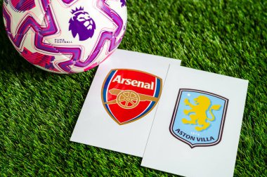 LONDON, UNITED KINGDOM, FEBRUARY 23, 2026: Arsenal vs. Aston Villa Premier Ligi maçı, yeşil çimlerde resmi futbol topu, düzenleme alanı olan duvar kağıdı.