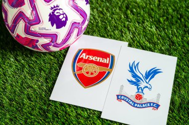 Londra, BİRLİK KINGDOM, 23 Şubat 2026 Arsenal 'e karşı. Crystal Palace İngiliz Premier Ligi çatışması, kulüp armaları ve yeşil çimlerin üzerinde futbol topu.