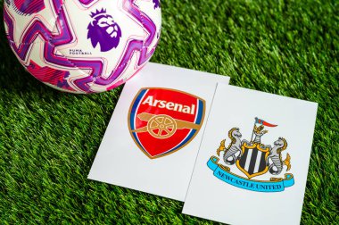 LONDON, UNITED KINGDOM, 23 Şubat 2026: Premier Lig 'de Arsenal, Newcastle United derbisi futbol maçına karşı. Kulüp logosu ve resmi futbol topu yeşil futbol çimlerinde.