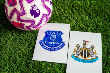 LONDON, UNITED KINGDOM, FEBRUARY 23, 2026: Everton-Newcastle Birleşik İngiltere Premier Ligi maçı, takım logoları ve yeşil çimlerde futbol topu