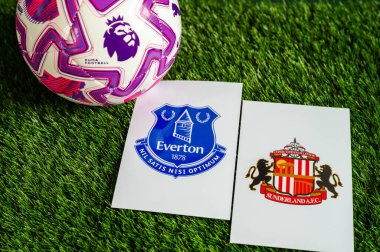 LONDON, UNITED KINGDOM, FEBRUARY 23, 2026: Everton, Sunderland İngiliz Premier Ligi karşılaşması, takım logoları ve yeşil çimlerde futbol topu