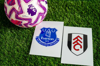 LONDON, UNITED KINGDOM, FEBRUARY 23, 2026: Everton, Fulham İngiliz Premier Ligi karşılaşması, takım logoları ve yeşil çimlerde futbol topu