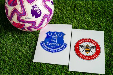 LONDON, UNITED KINGDOM, FEBRUARY 23, 2026: Everton - Brentford Premier Ligi maçı, yemyeşil sahada resmi maç topu, fotokopi alanı olan duvar kağıdı.