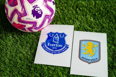 LONDON, UNITED KINGDOM, FEBRUARY 23, 2026: Everton - Aston Villa İngiliz Premier Ligi karşılaşması, takım logoları ve yeşil çimlerde futbol topu