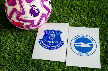 LONDON, UNITED KINGDOM, FEBRUARY 23, 2026: Everton vs. Brighton & Hove Albion Premier Ligi maçı, resmi futbol topu yeşil çimlerde, düzenleme alanı olan duvar kağıdı.