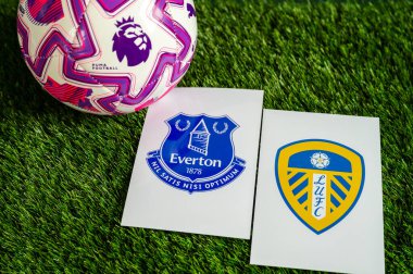 LONDON, UNITED KINGDOM, FEBRUARY 23, 2026: Everton-Leeds Premier Ligi futbol maçı, yemyeşil sahada resmi maç topu, fotokopi alanı olan duvar kağıdı.
