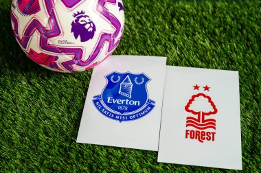 LONDON, UNITED KINGDOM, FEBRUARY 23, 2026: Everton - Nottingham Forest Premier Ligi maçı, yemyeşil sahada resmi maç topu, fotokopi alanı olan duvar kağıdı.