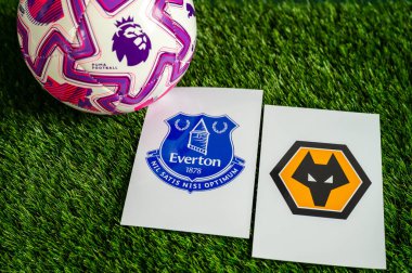 LONDON, UNITED KINGDOM, FEBRUARY 23, 2026: Everton - Wolverhampton Wanderers Premier Ligi maçı, yeşil çimlerde resmi futbol topu, düzenleme alanı olan duvar kağıdı.