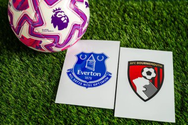 LONDON, UNITED KINGDOM, FEBRUARY 23, 2026: Everton - AFC Bournemouth Premier Ligi maçı, yemyeşil sahada resmi maç topu, fotokopi alanı olan duvar kağıdı.