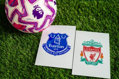 LONDON, UNITED KINGDOM, FEBRUARY 23, 2026: Everton - Liverpool Premier Ligi maçı, yeşil çimlerde resmi futbol topu, düzenleme alanı olan duvar kağıdı.
