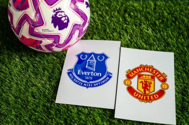 LONDON, UNITED KINGDOM, FEBRUARY 23, 2026: Everton-Manchester Premier Ligi maçı, yeşil çimlerde resmi futbol topu, düzenleme alanı olan duvar kağıdı.