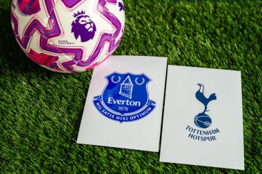LONDON, UNITED KINGDOM, FEBRUARY 23, 2026: Everton - Tottenham Hotspur İngiliz Premier Ligi çatışması, kulüp armaları ve taze yeşil çimen arka planında futbol topu.