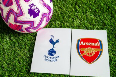 LONDON, UNITED KINGDOM, FEBRUARY 23, 2026: Tottenham Hotspur-Arsenal İngiliz Premier Ligi maçı, takım logoları ve yeşil çimlerde futbol topu