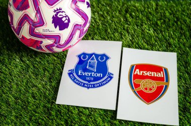 LONDON, UNITED KINGDOM, 23 Şubat 2026: Everton, Premier Lig 'de Arsenal Derby maçına karşı. Kulüp logosu ve resmi futbol topu yeşil futbol çimlerinde.