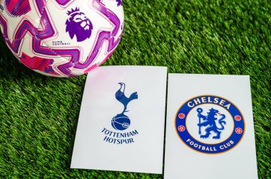 LONDON, UNITED KINGDOM, FEBRUARY 23, 2026: Tottenham Hotspur, Chelsea Premier Ligi karşılaşması, takım logoları ve yeşil çimlerde futbol topu