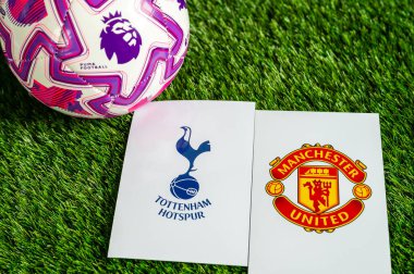LONDON, UNITED KINGDOM, FEBRUARY 23, 2026: Tottenham Hotspur, Manchester United Premier Ligi karşılaşması, takım logoları ve yeşil çimlerde futbol topu