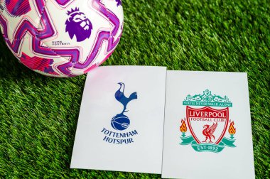 LONDON, UNITED KINGDOM, FEBRUARY 23, 2026: Tottenham Hotspur-Liverpool Premier Ligi maçı, yeşil çimlerde resmi futbol topu, düzenleme alanı olan duvar kağıdı.
