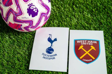 LONDON, UNITED KINGDOM, FEBRUARY 23, 2026: Tottenham Hotspur - West Ham United Premier Ligi maçı, yeşil çimlerde resmi futbol topu, düzenleme alanı olan duvar kağıdı.