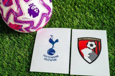 LONDON, UNITED KINGDOM, FEBRUARY 23, 2026: Tottenham Hotspur - AFC Bournemouth Premier Ligi maçı, yemyeşil sahada resmi maç topu, fotokopi alanı olan duvar kağıdı.