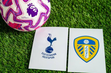 LONDON, UNITED KINGDOM, FEBRUARY 23, 2026: Tottenham Hotspur-Leeds Premier Ligi maçı, yeşil çimlerde resmi futbol topu, düzenleme alanı olan duvar kağıdı.