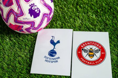 LONDON, UNITED KINGDOM, FEBRUARY 23, 2026: Tottenham Hotspur - Brentford İngiltere Premier Ligi çatışması, kulüp armaları ve taze yeşil çimen arka planda futbol topu.