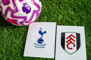 LONDON, UNITED KINGDOM, FEBRUARY 23, 2026: Tottenham Hotspur, Fulham Premier Ligi maçına karşı, yeşil çimlerde resmi futbol topu, düzenleme alanı olan duvar kağıdı.