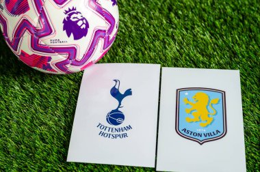 LONDON, UNITED KINGDOM, FEBRUARY 23, 2026: Tottenham Hotspur - Aston Villa İngiliz Premier Ligi çatışması, kulüp armaları ve taze yeşil çimen arka planda futbol topu.