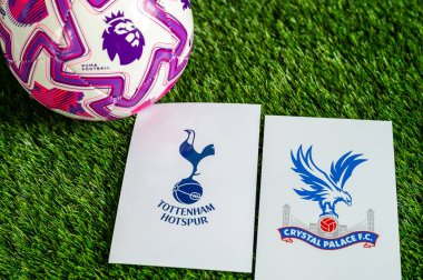 Londra, BİRLİK KINGDOM, 23 Şubat 2026 Tottenham Hotspur 'a karşı. Crystal Palace İngiliz Premier Ligi çatışması, kulüp armaları ve yeşil çimlerin üzerinde futbol topu.