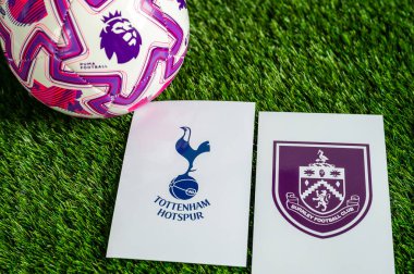 LONDON, UNITED KINGDOM, FEBRUARY 23, 2026: Tottenham Hotspur-Burnley Premier Ligi maçı, yeşil çimlerde resmi futbol topu, düzenleme alanı olan duvar kağıdı.