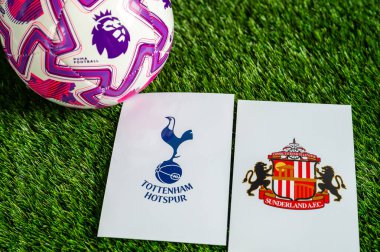 LONDON, UNITED KINGDOM, FEBRUARY 23, 2026: Tottenham Hotspur - Sunderland İngiltere Premier Ligi çatışması, kulüp armaları ve taze yeşil çimen arka planda futbol topu.